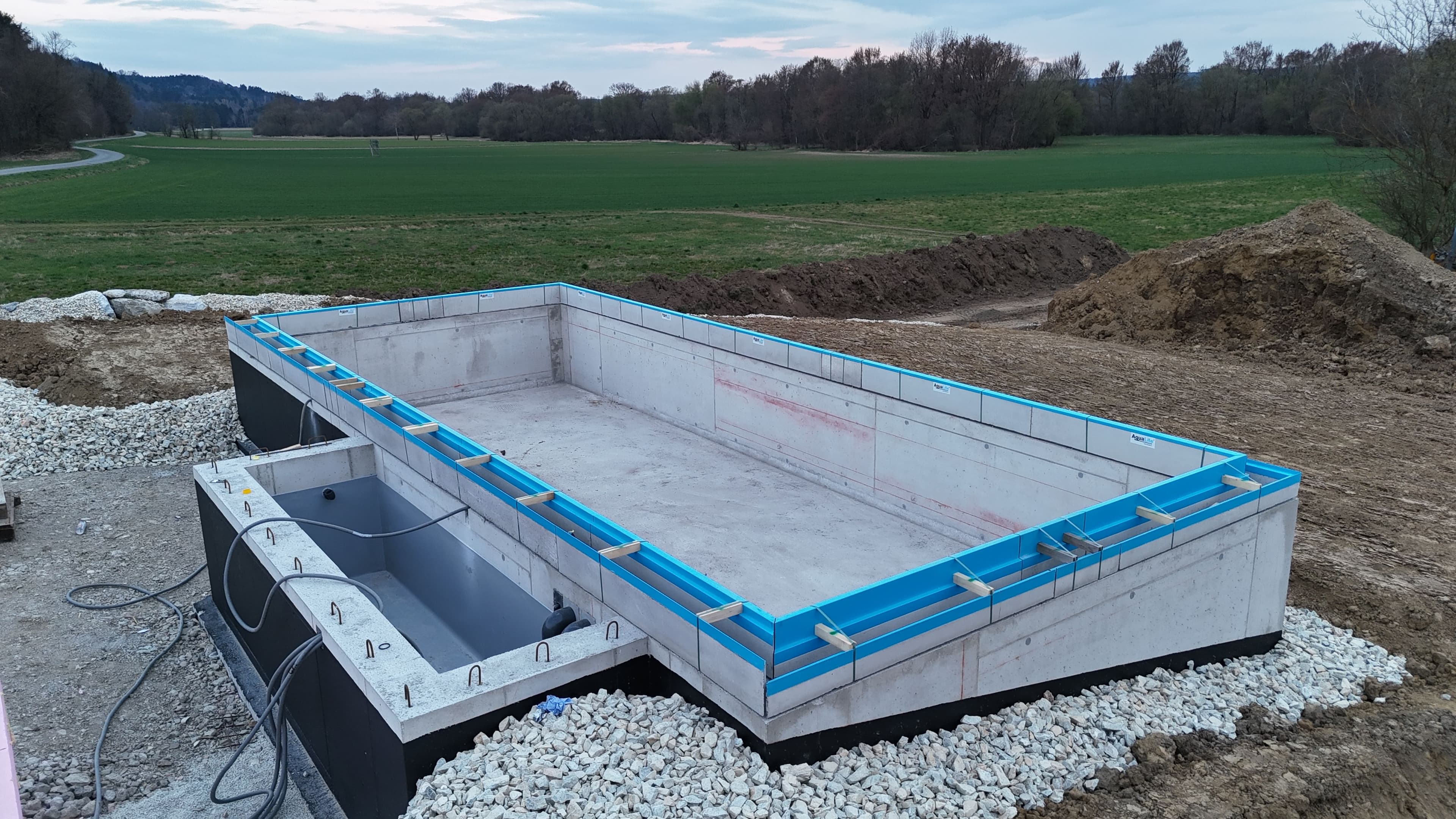AquaLite-Überlaufrinne aus Betonfertigteilen, montiert auf einem Rohbau-Poolbecken