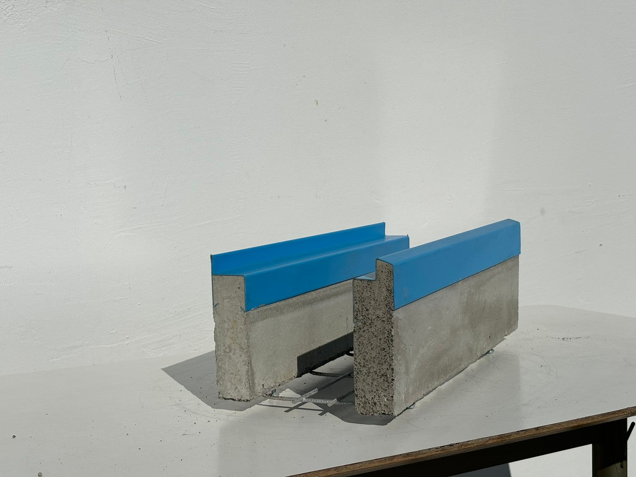 AquaLite-Rinnenelement mit blauem Folienprofil im Studio fotografiert
