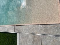 Modell 3: Rinne mit Steineinlage, Belag bis an die Wasserlinie