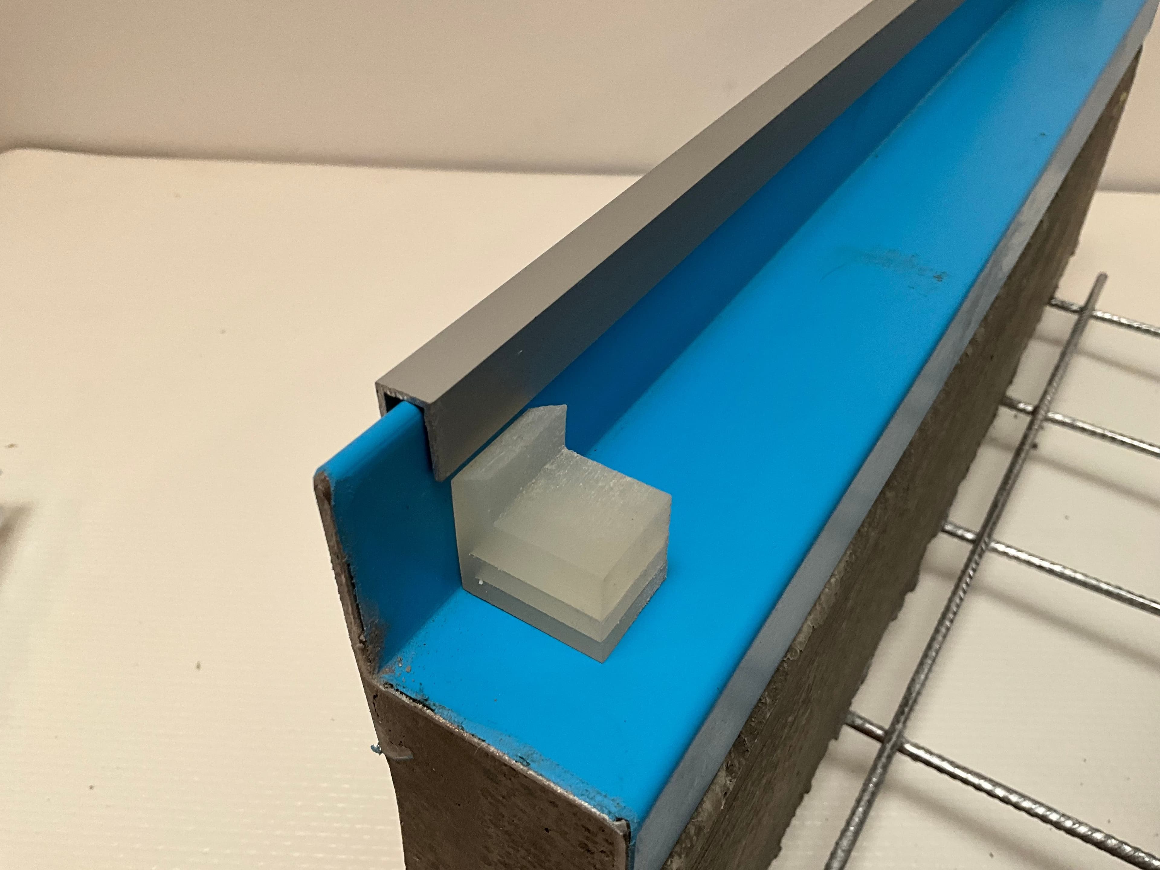 Detail eines AquaLite-Rinnenelements mit integrierter Justierschraube